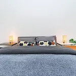 Bright And Designed In The Center 아파트
