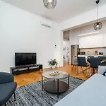 Bright And Designed In The Center 아파트