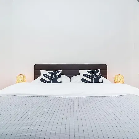 Bright And Designed In The Center 아파트
