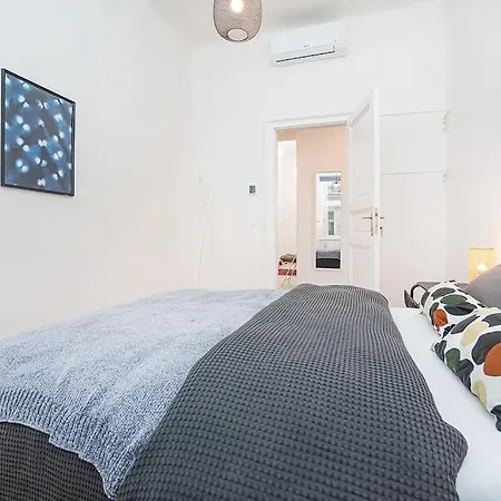 Bright And Designed In The Center Apartamento